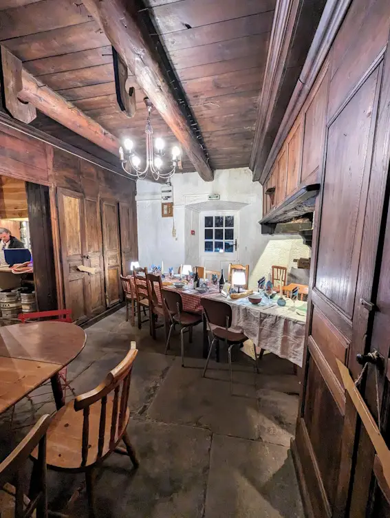 Salle en bois de l'auberge Jean le Dindon à Chaudeyrolles