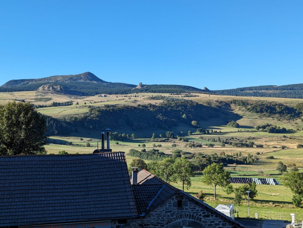 Printemps au pieds du Mont Mézenc, vue des Narces de Chaudeyrolles